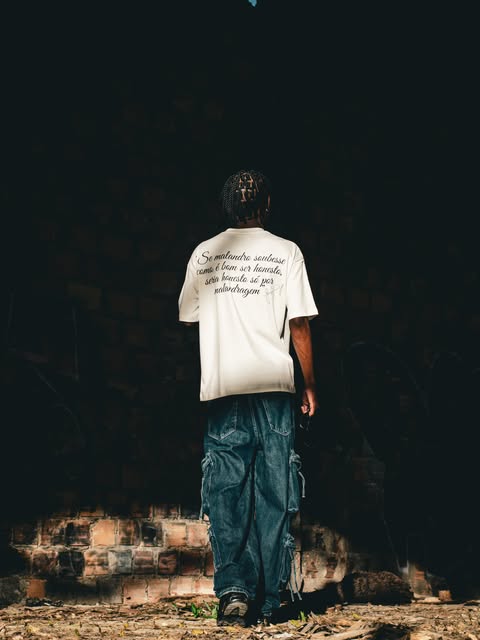 Camiseta da coleção Seletto em editorial ao ar livre